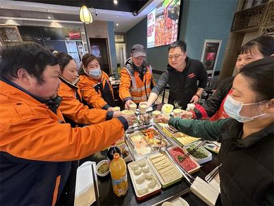 新春走基層 | 南通崇川:社區(qū)保潔員提前吃上"年夜飯"