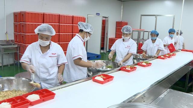 慶云中央廚房統(tǒng)一配餐,學生們安全飲食家長放心