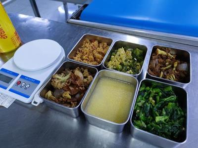 記者一線看創(chuàng)建丨1小時“下線”米飯2000斤 鄭州一企業(yè)硬核配餐”吃出媽媽的味道”